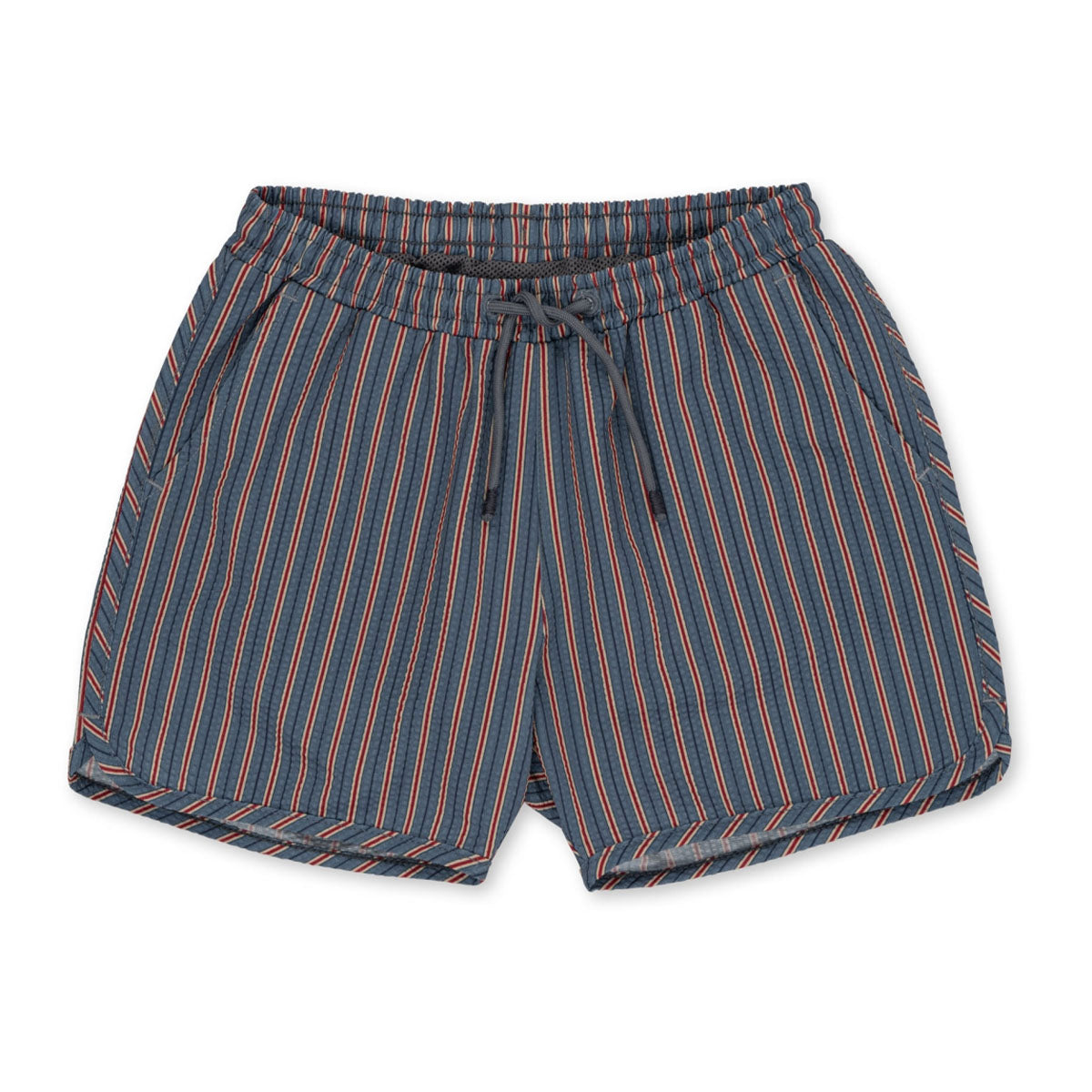 Je zoontje is helemaal klaar voor de zomer met deze leuke Konges Slojd asnou zwembroek stripe mirage. De fijne zwembroek zit heerlijk, heeft handige touwtjes om hem helemaal passend te maken om het lichaam van je kindje én ziet er superleuk uit! VanZus