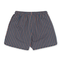 Je zoontje is helemaal klaar voor de zomer met deze leuke Konges Slojd asnou zwembroek stripe mirage. De fijne zwembroek zit heerlijk, heeft handige touwtjes om hem helemaal passend te maken om het lichaam van je kindje én ziet er superleuk uit! VanZus