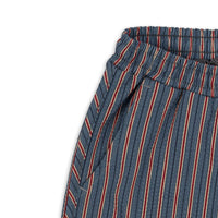 Je zoontje is helemaal klaar voor de zomer met deze leuke Konges Slojd asnou zwembroek stripe mirage. De fijne zwembroek zit heerlijk, heeft handige touwtjes om hem helemaal passend te maken om het lichaam van je kindje én ziet er superleuk uit! VanZus