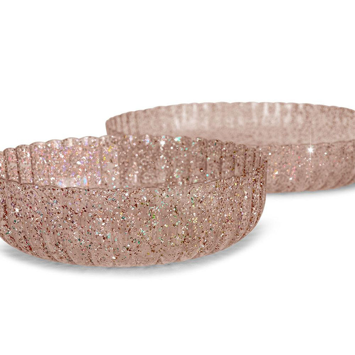 Met dit leuke kinderservies van Konges Slojd voelt je kleintje zich een echte grote meid of jongen. En kunnen eten uit je eigen servies maakt elke maaltijd een feestje! Deze leuke serviesset in glitter sparkling blush van Konges Slojd bestaat uit een bord, een kom en een beker. VanZus