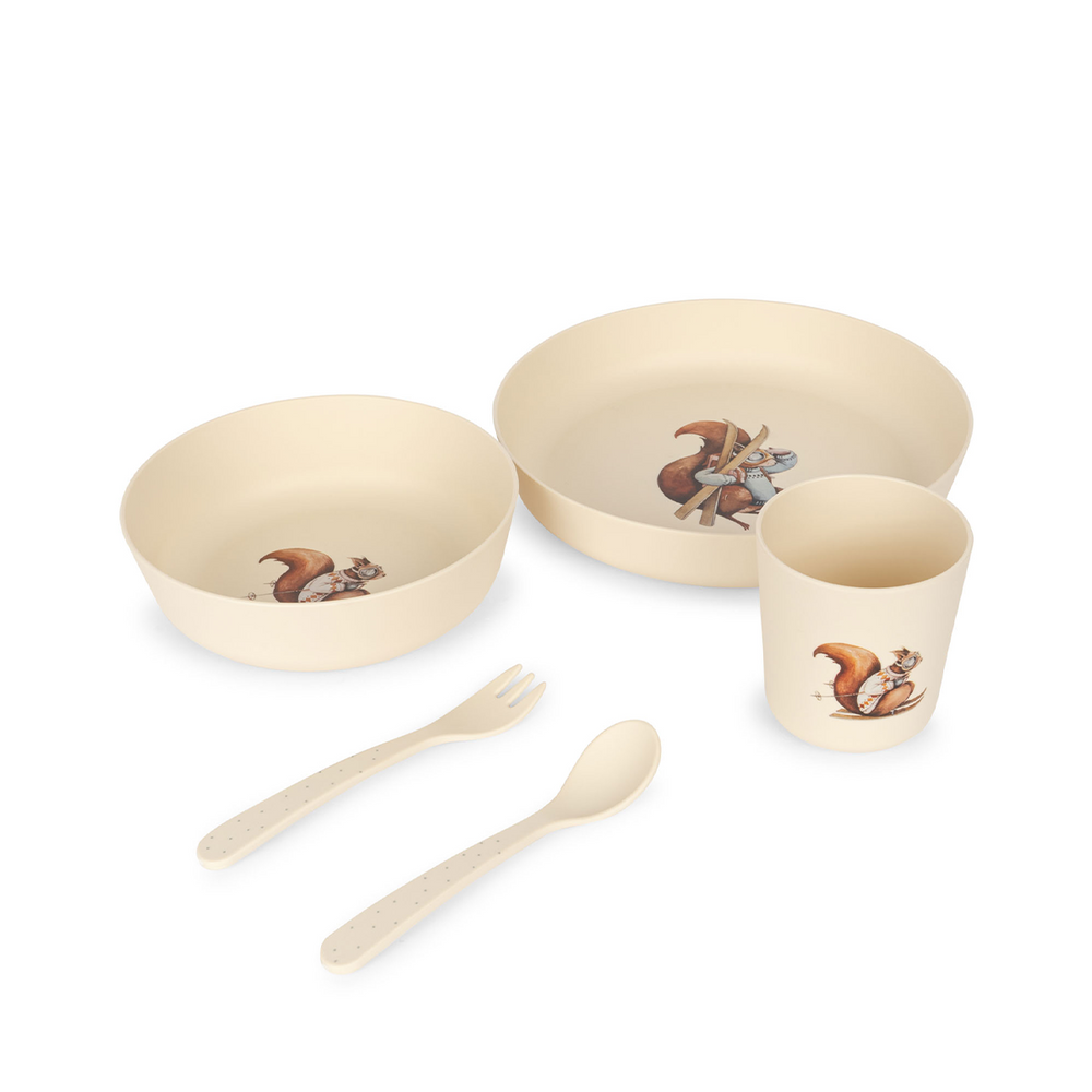 Elke maaltijd wordt een feestje met deze leuke serviesset val d'isere van Konges Slojd. Deze leuke serviesset ziet er niet alleen superleuk uit, deze set is ook erg duurzaam. Elk item is bedrukt met een schattige illustratie van een eekhoorn dat klaar is om de sneeuwberg af te sjezen. VanZus
