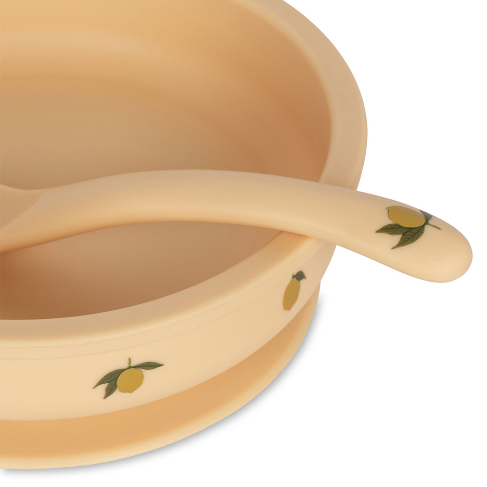 Maak het eten een feestje met deze leuke kom en lepel set van Konges Slojd! De set is gemaakt van siliconen en is ideaal voor kleine kindjes om zelf te leren eten. De kom is aan de onderkant voorzien van een zuignap, waardoor de kom stevig op zijn plek blijft staan en knoeigevaar wordt geminimaliseerd. VanZus