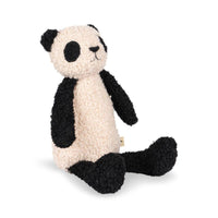 Heerlijk knuffelen en spelen... De sleepy knuffel panda van het merk Konges Slojd wordt zonder twijfel het nieuwe beste vriendje van jouw kleine spruit. Dit lieve panda knuffeltje is ideaal om heerlijk mee te knuffelen en om lekker mee in slaap te vallen. VanZus