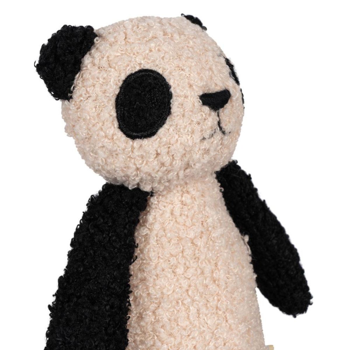 Heerlijk knuffelen en spelen... De sleepy knuffel panda van het merk Konges Slojd wordt zonder twijfel het nieuwe beste vriendje van jouw kleine spruit. Dit lieve panda knuffeltje is ideaal om heerlijk mee te knuffelen en om lekker mee in slaap te vallen. VanZus