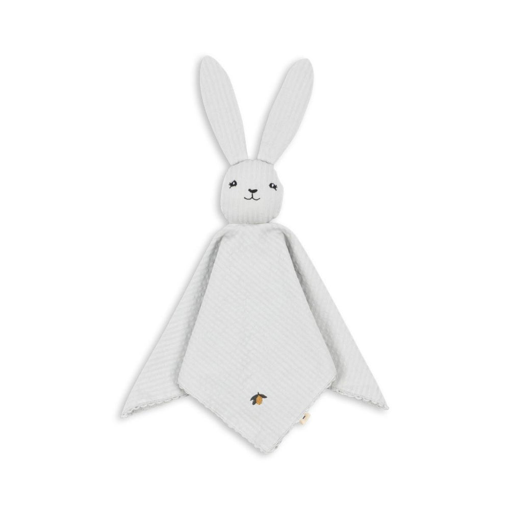 Het Konges Slojd sleepy rabbit seersucker knuffeldoekje high-rise is perfect voor knuffelplezier en geborgenheid. Gemaakt van biologisch katoen, ideaal voor jouw kleintje. VanZus