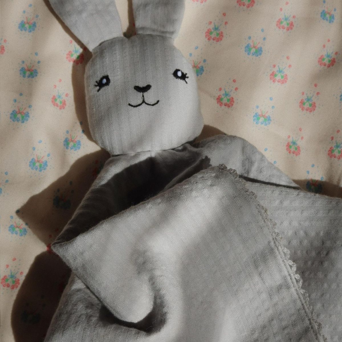 Het Konges Slojd sleepy rabbit seersucker knuffeldoekje high-rise is perfect voor knuffelplezier en geborgenheid. Gemaakt van biologisch katoen, ideaal voor jouw kleintje. VanZus