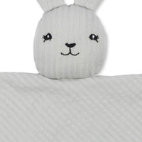 Het Konges Slojd sleepy rabbit seersucker knuffeldoekje high-rise is perfect voor knuffelplezier en geborgenheid. Gemaakt van biologisch katoen, ideaal voor jouw kleintje. VanZus