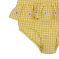 De zomer wordt nog leuker met deze fantastische soline pineapple slice bikini van Konges Slojd. Deze leuke bikini maakt elke zomerdag nog vrolijker! Je kindje zal uren water-, zwem- en speelplezier hebben aan het strand of in het zwembad met deze te leuke bikini! VanZus