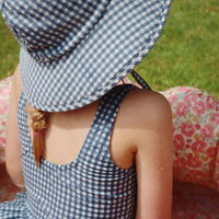 Het Konges Slojd soline badpak in de variant vintage indigo is de ideale keuze voor jouw kleine zwemmer deze zomer! Met een UPF 50+ bescherming biedt het badpak uitstekende bescherming tegen schadelijke UV-stralen. VanZus