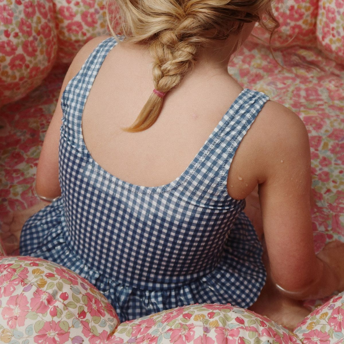Het Konges Slojd soline badpak in de variant vintage indigo is de ideale keuze voor jouw kleine zwemmer deze zomer! Met een UPF 50+ bescherming biedt het badpak uitstekende bescherming tegen schadelijke UV-stralen. VanZus