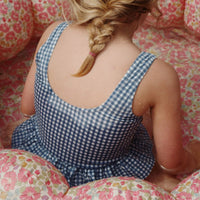 Het Konges Slojd soline badpak in de variant vintage indigo is de ideale keuze voor jouw kleine zwemmer deze zomer! Met een UPF 50+ bescherming biedt het badpak uitstekende bescherming tegen schadelijke UV-stralen. VanZus