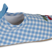 De perfecte zwemschoentjes voor deze zomer! Deze Konges Slojd Soline provence/white swan zwemschoenen beschermen de voetjes van je kleintje op het strand of in het zwembad en voorkomen uitglijden. De leuke lichtblauw en witte waterschoenen voor kinderen zijn versierd met ruitjes en een vrolijke kers.