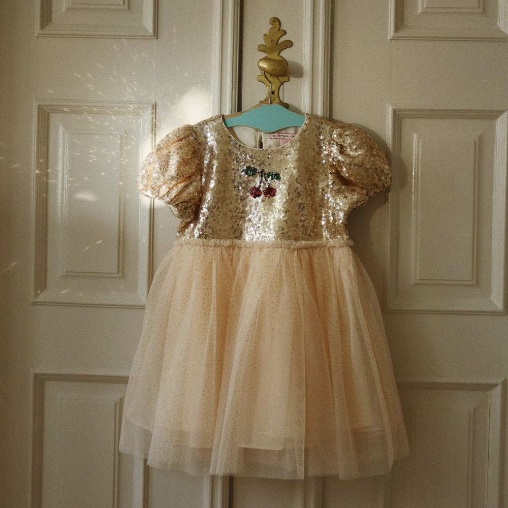 In dit lieve starla puff sleeve jurkje in de variant gold blush van het merk Konges Slojd voelt jouw kleintje zich een echte prinses. Deze gouden jurk is een echte blikvanger en zit ook nog eens comfortabel! VanZus