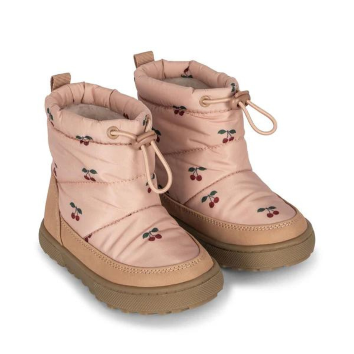 Op herfstige en winterse dagen wil je natuurlijk dat jouw kindje warme voetjes heeft buiten en een stevige grip heeft op natte en soms gladde straten. Daarvoor zijn deze storma printed thermoboots in de print cherry blush van Konges Slojd ideaal! VanZus