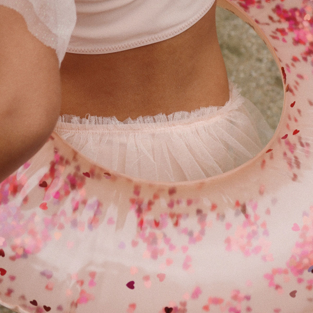 Deze geweldige strut bikini in cameo rose is net een ballerinapakje! De bikini heeft een mooie roze kleur een schattige print met een kers. Wat deze bikini zo speciaal maakt, is dat de mouwtjes gemaakt zijn van tule en dat het bikinibroekje afgewerkt is met een "rokje" van tule.
