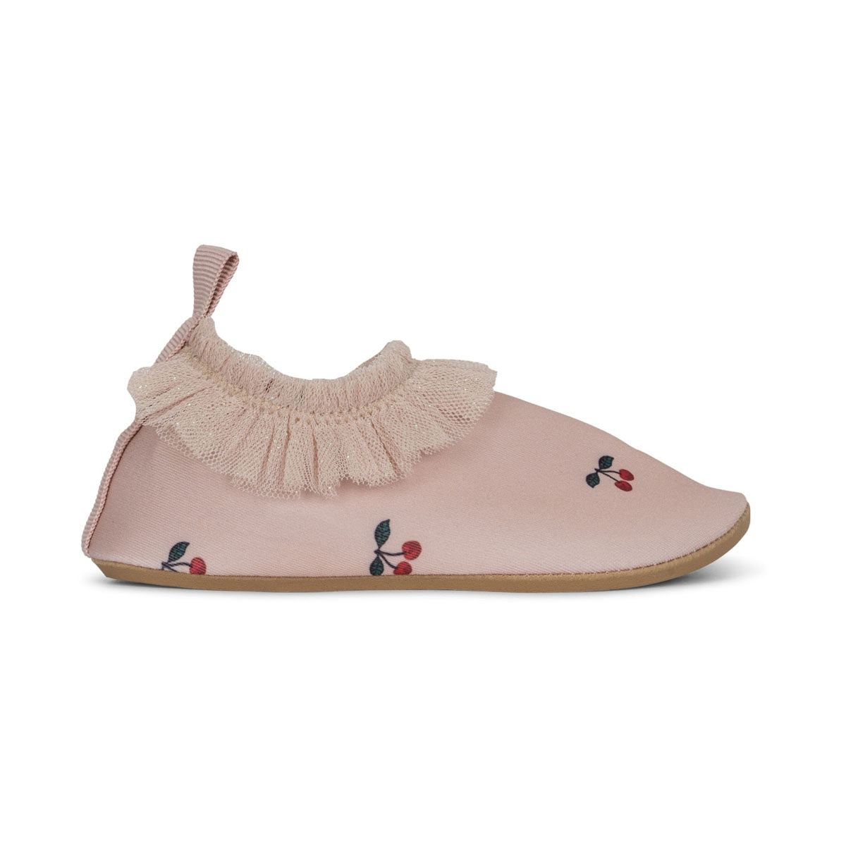 De perfecte zwemschoentjes voor deze zomer! Deze Konges Slojd strut zwemschoenen in cameo rose beschermen de voetjes van je kleintje op het strand of in het zwembad en voorkomen uitglijden. De leuke roze waterschoenen voor meisjes zijn versierd met schattige kersen en hebben glinsterend tule als leuke detail.