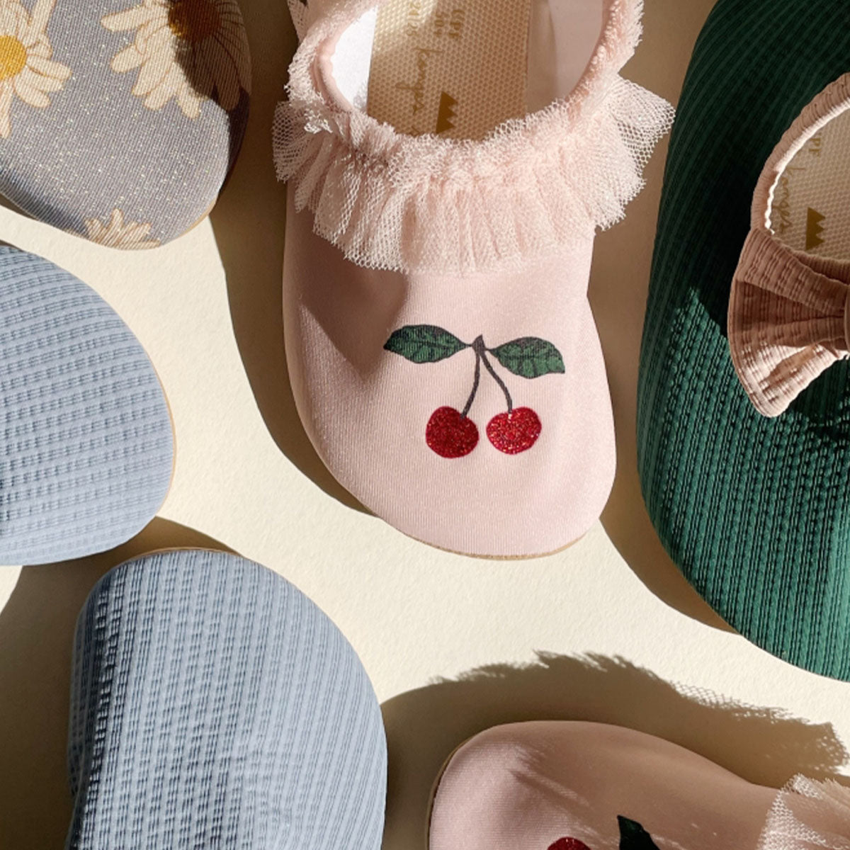 De perfecte zwemschoentjes voor deze zomer! Deze Konges Slojd strut zwemschoenen in cameo rose beschermen de voetjes van je kleintje op het strand of in het zwembad en voorkomen uitglijden. De leuke roze waterschoenen voor meisjes zijn versierd met schattige kersen en hebben glinsterend tule als leuke detail.