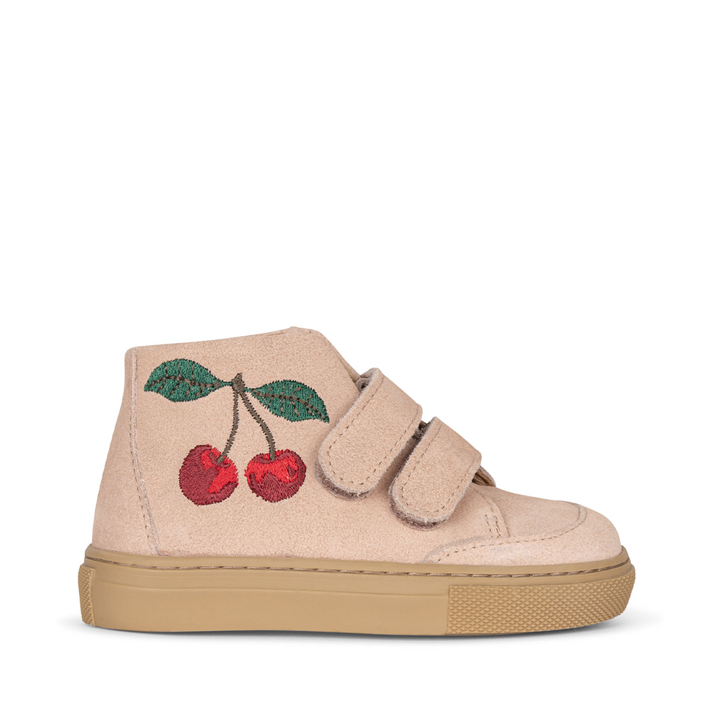 Maak de look van jouw kindje helemaal af met deze leuke sumi high top sneakers van Kong Slojd. De sneakers hebben handig klittenband en hebben een super mooie roze kleur. Op de zijkant van de schoen staat een schattige kers. Het zijn de ideale sneakertjes om elke outfit compleet mee te maken. VanZus
