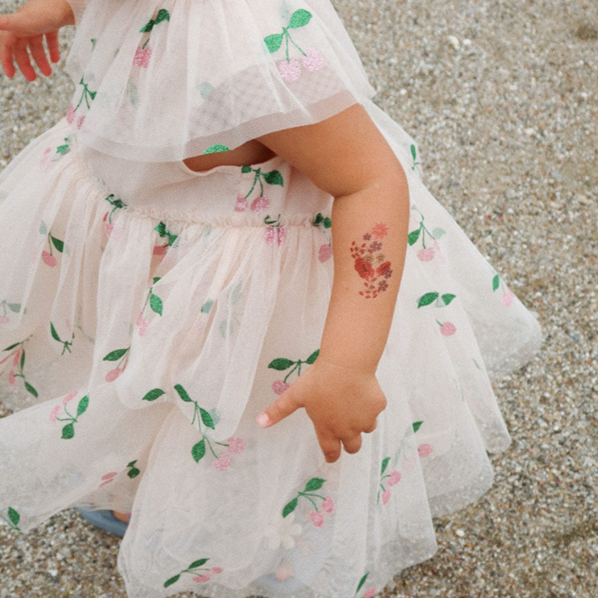 De Konges Slojd plaktattoos girl mix pack zijn perfect voor kinderen die van schattige ontwerpen houden! Denk aan sterren, hartjes, prinsessen, eenhoorns, kersen, bloemen en meer. Deze plaktattoos zijn gemakkelijk aan te brengen. De tattoos zijn gemaakt van papier en kunnen verwijderd worden met enkel zeep en water. 