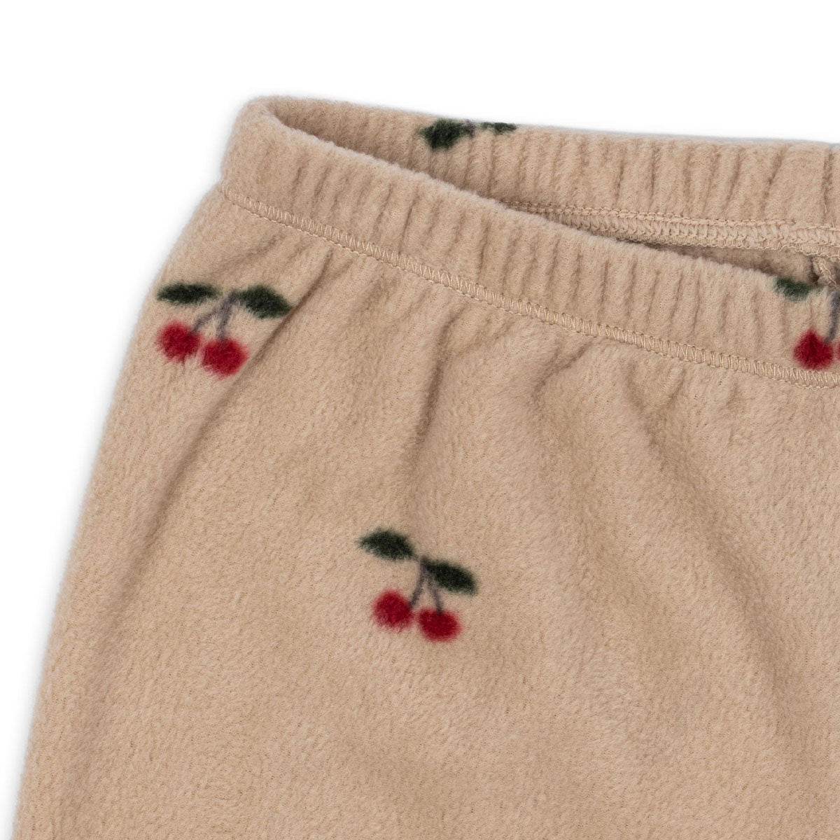 Deze geweldige broek is heerlijk om thuis lekker in te chillen, maar is ook zeker een comfortabel onderdeel van een geweldige outfit. Met de tavi fleece broek in de variant cherry van Konges Slojd kun je alle kanten op. VanZus