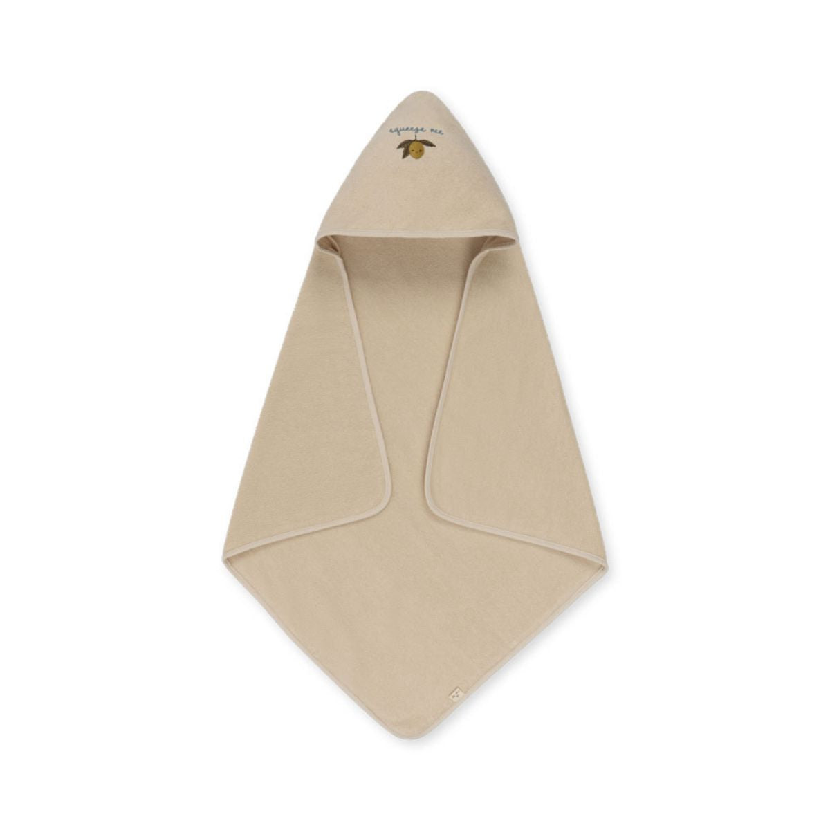 De Konges Slojd terry badcape in de variant lemon is de perfecte metgezel voor na het badderen. Deze schattige badcape in zandkleur is gemaakt van zachte, ademende stof die de huid van je baby zachtjes omhult. Met een handige capuchon blijft het hoofdje van je kindje lekker warm. VanZus