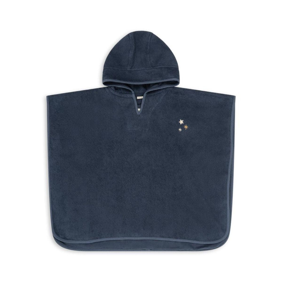 Deze super zachte terry poncho in de variant blue nights van het merk Konges Slojd zorgt ervoor dat je kindje heerlijk warm zal blijven na het badderen! De badponcho is lekker warm en heeft een fijne capuchon, waardoor de haartjes ook snel droog worden. De poncho heeft een mooie, diepblauwe kleur, is enorm zacht en heeft een schattig sterren borduursel op de rug en borst. VanZus