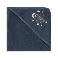 Deze super zachte terry handdoek in de variant blue nights van het merk Konges Slojd zorgt ervoor dat je kindje heerlijk warm zal blijven na het badderen! De handdoek is lekker warm en heeft een fijne capuchon, waardoor de haartjes ook snel droog worden. De handdoek heeft een mooie, diepblauwe kleur, is enorm zacht en heeft een schattig sterren borduursel op de capuchon. VanZus