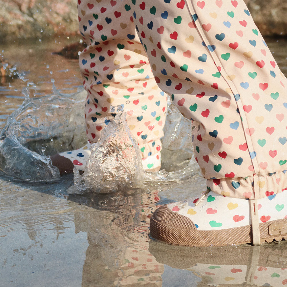 Op herfstige en winterse dagen wil je natuurlijk dat jouw kindje warme voetjes heeft buiten en een stevig grip heeft op natte en soms gladde straten. Daarvoor zijn deze  thermoboots in de print coeur coloré het merk van Konges Slojd perfect! VanZus