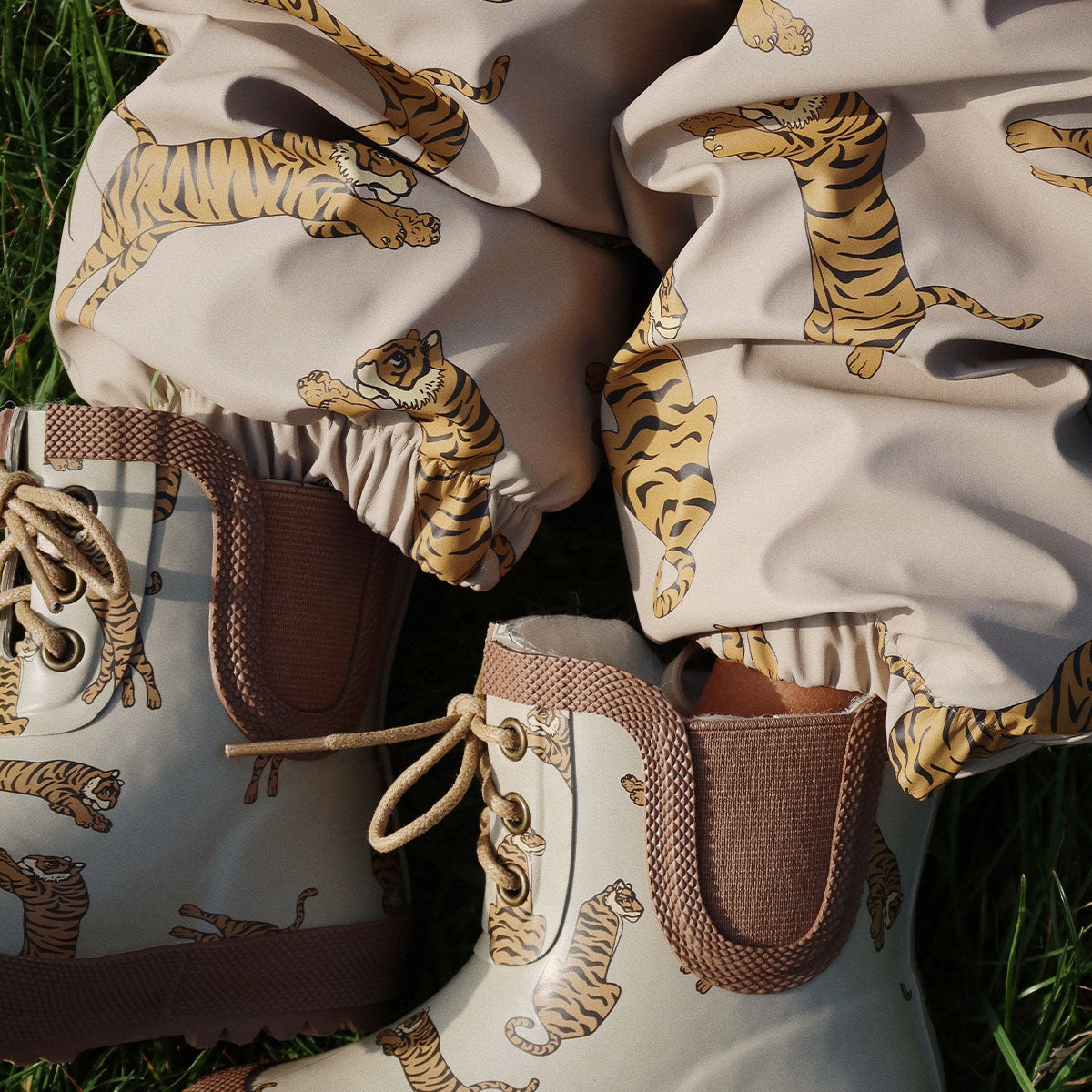 Op herfstige en winterse dagen wil je natuurlijk dat jouw kindje warme voetjes heeft buiten en een stevig grip heeft op natte en soms gladde straten. Daarvoor zijn deze  thermoboots in de print tiger het merk van Konges Slojd perfect! VanZus