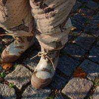 Op herfstige en winterse dagen wil je natuurlijk dat jouw kindje warme voetjes heeft buiten en een stevig grip heeft op natte en soms gladde straten. Daarvoor zijn deze  thermoboots in de print tiger het merk van Konges Slojd perfect! VanZus