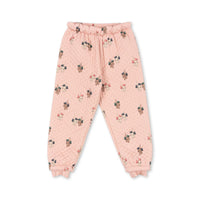 Konges Slojd thermo broek bow kitty pink biedt warmte en comfort voor je kleintje. Ideaal voor koude dagen en makkelijk te combineren. Perfect voor winterse avonturen met schattige print! VanZus