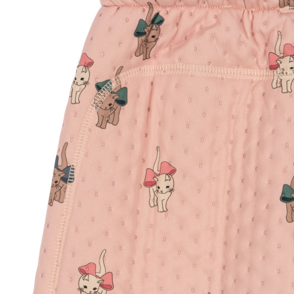 Konges Slojd thermo broek bow kitty pink biedt warmte en comfort voor je kleintje. Ideaal voor koude dagen en makkelijk te combineren. Perfect voor winterse avonturen met schattige print! VanZus