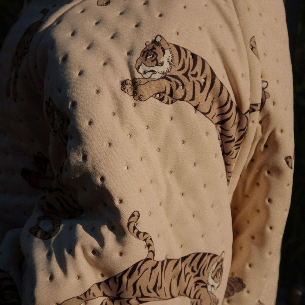 Wanneer je samen naar buiten gaat op een koudere dag, wil je natuurlijk dat jouw kleine spruit goed warm blijft. Dan komt een fijne én stijlvolle thermojas goed van pas! Deze stoere tiger thermojas van Konges Slojd, bijvoorbeeld! De thermojas met tijgerprint is niet alleen warm, maar ook wind- en waterafstotend. VanZus