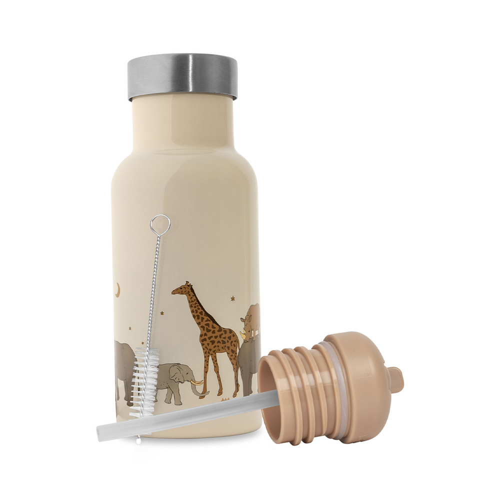 Ben je op zoek naar een handige thermosfles voor jouw kind? Bijvoorbeeld voor wanneer jullie samen op pad gaan of voor wanneer je kindje naar school gaat? Deze leuke safari thermosfles van Konges Slojd is ideaal! VanZus