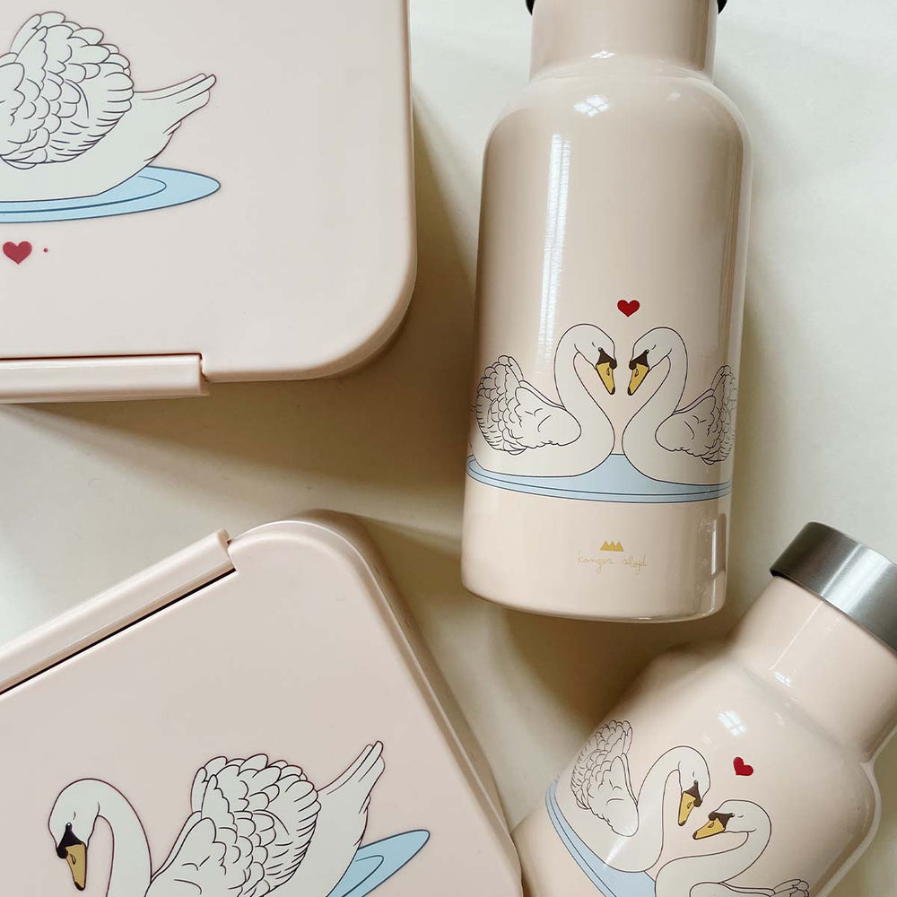 Ben je op zoek naar een handige thermosfles voor jouw kind? Bijvoorbeeld voor wanneer jullie samen op pad gaan of voor wanneer je kindje naar school gaat? Deze leuke swan thermosfles van Konges Slojd is ideaal! VanZus