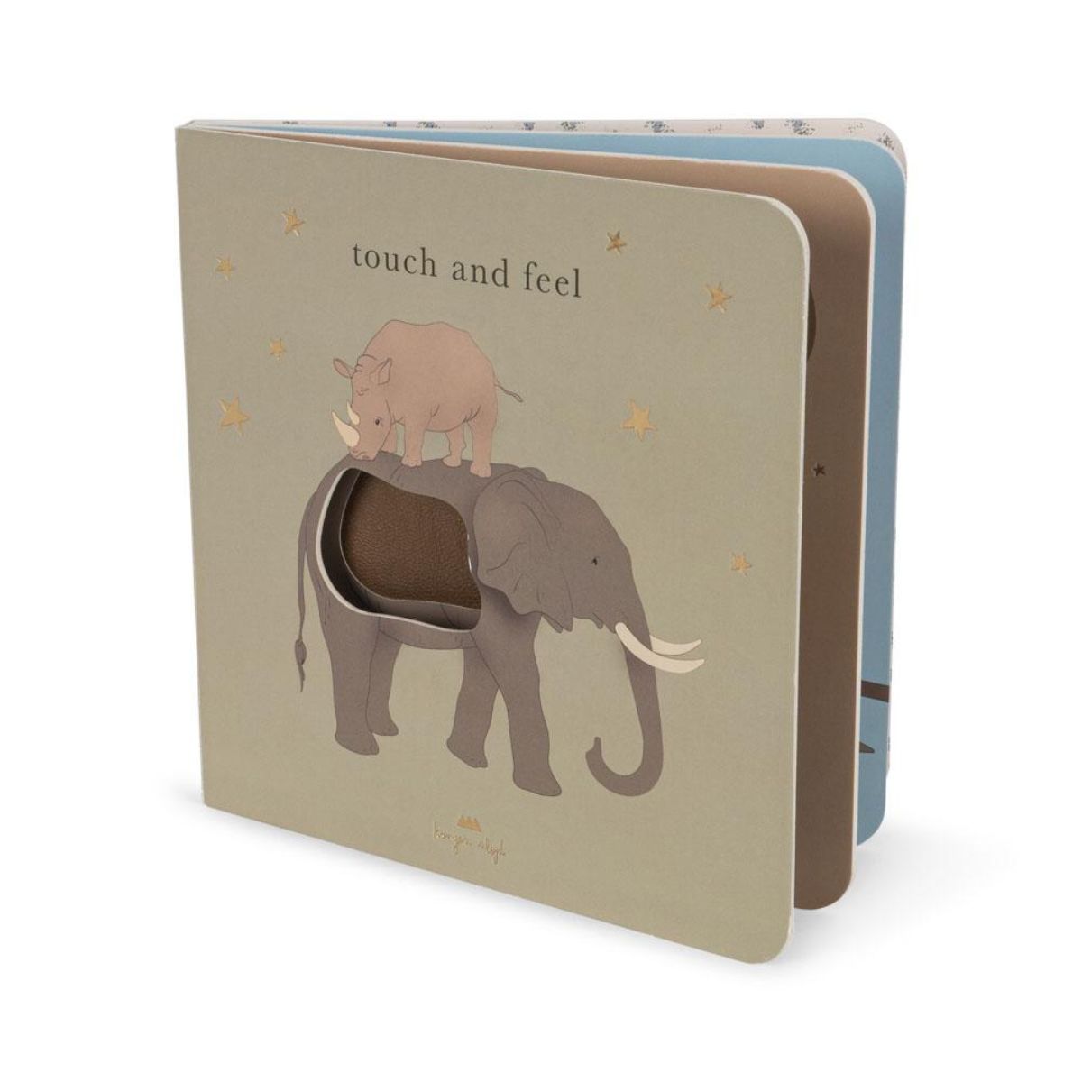 Ontdek samen met je kleintje verschillende safaridieren met dit leuke touch en feel babyboekje in de variant safari van het vrolijke merk Konges Slojd. Dit schattige boekje is ideaal voor in de box, op het speelkleed en voor onderweg. VanZus