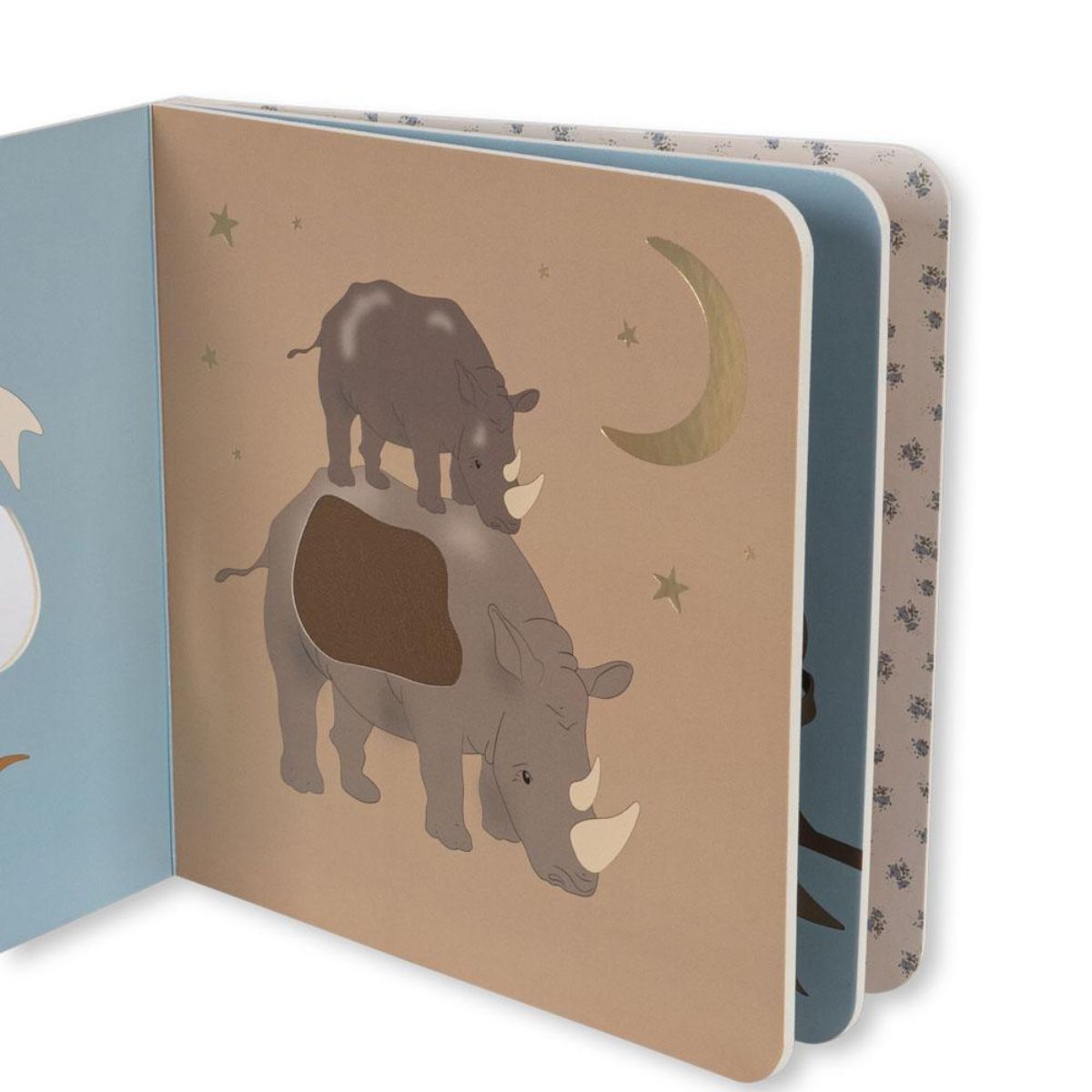 Ontdek samen met je kleintje verschillende safaridieren met dit leuke touch en feel babyboekje in de variant safari van het vrolijke merk Konges Slojd. Dit schattige boekje is ideaal voor in de box, op het speelkleed en voor onderweg. VanZus