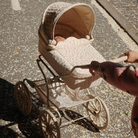 Voor poppen moeders en vaders: de Konges Slojd tulle poppenwagen fairy etoile sangria. Perfect voor kinderen die houden van een fantasierijk rollenspel. Gemaakt van duurzame materialen en eenvoudig op te bergen. VanZus