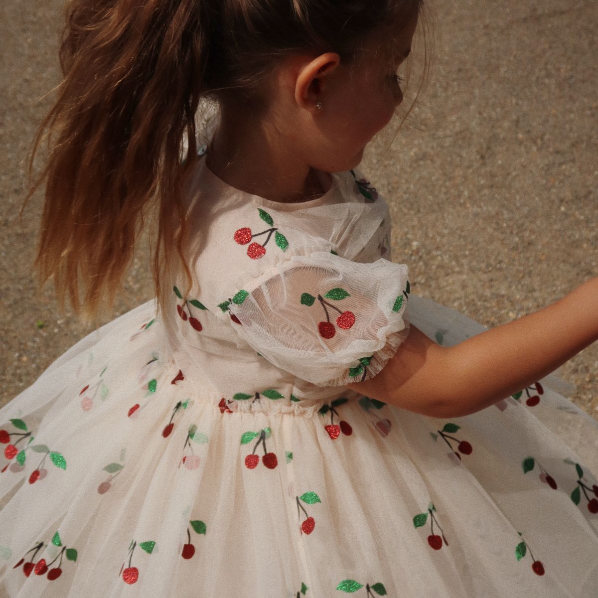 Wat een plaatje is de tullie jurk in de variant ma grande cerise glitter van Konges Slojd! De roze tulen jurk met pofmouwen en ruffles is bezaaid met glinsterende hartjes. Een geweldige jurk voor een verjaardag, bruiloft of feestje! VanZus