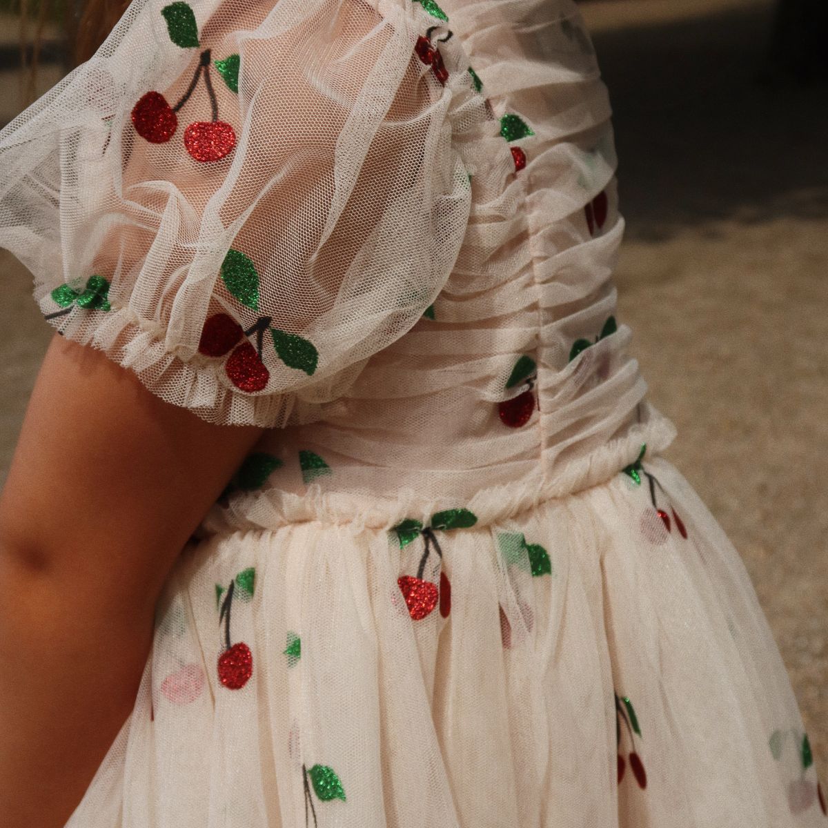 Wat een plaatje is de tullie jurk in de variant ma grande cerise glitter van Konges Slojd! De roze tulen jurk met pofmouwen en ruffles is bezaaid met glinsterende hartjes. Een geweldige jurk voor een verjaardag, bruiloft of feestje! VanZus
