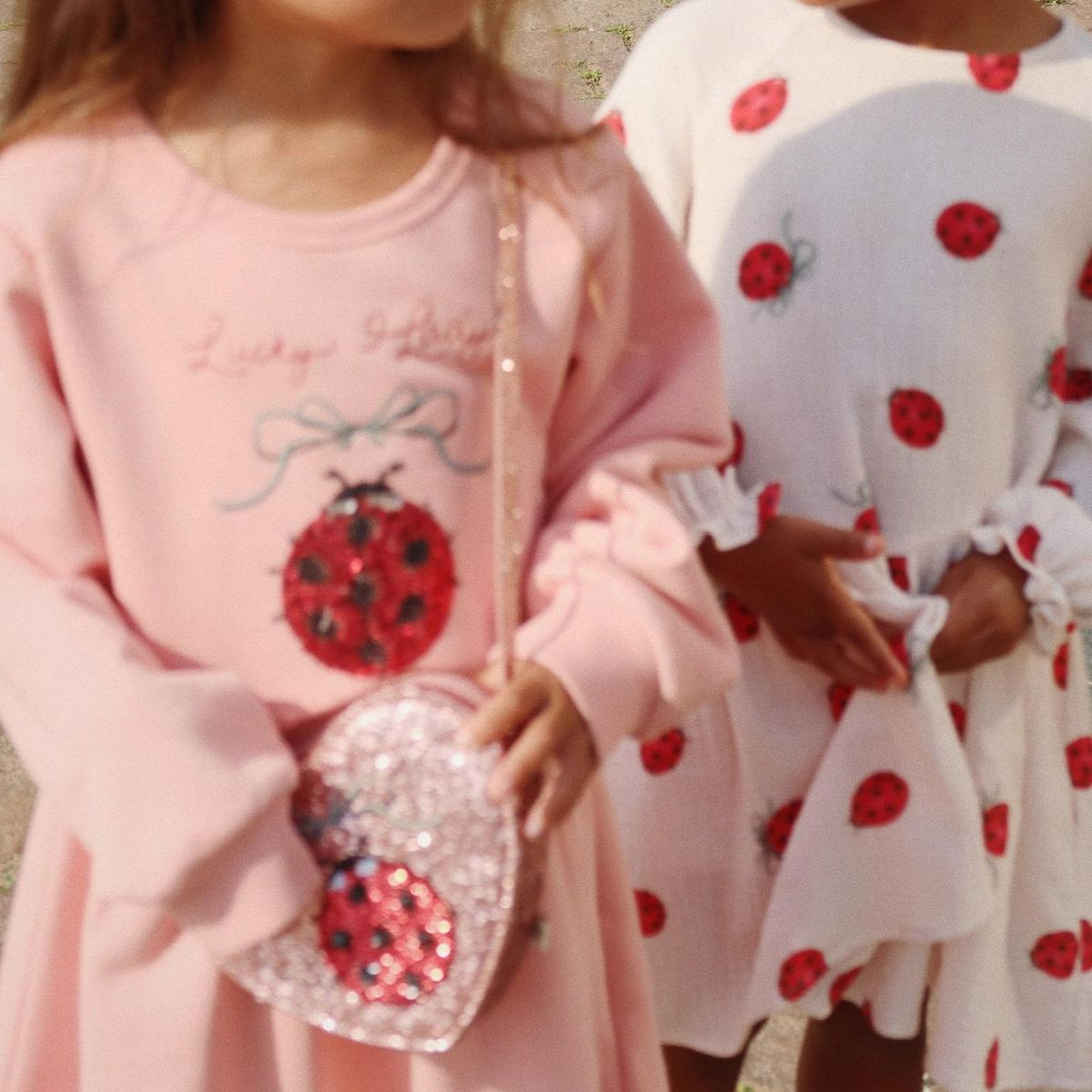 Hoe schattig is dit tut ladybug schoudertasje sirocco van het merk Konges Slojd? Je kindje kan al haar favoriete spulletjes meenemen in dit schattige tasje en haar outfit helemaal compleet maken met dit schitterende accessoire! VanZus