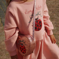 Hoe schattig is dit tut ladybug schoudertasje sirocco van het merk Konges Slojd? Je kindje kan al haar favoriete spulletjes meenemen in dit schattige tasje en haar outfit helemaal compleet maken met dit schitterende accessoire! VanZus