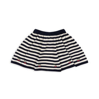 Ben je op zoek naar een leuk rokje voor je kleintje? Bijvoorbeeld voor de koude winterdagen? Misschien is deze leuke venton gebreide rok in navy stripe wel een match! Dit leuke rokje is gestreept met donkerblauwe contrasterende biezen en bij de taille, én de rand is versierd met schattige kersen. VanZus