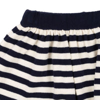 Ben je op zoek naar een leuk rokje voor je kleintje? Bijvoorbeeld voor de koude winterdagen? Misschien is deze leuke venton gebreide rok in navy stripe wel een match! Dit leuke rokje is gestreept met donkerblauwe contrasterende biezen en bij de taille, én de rand is versierd met schattige kersen. VanZus