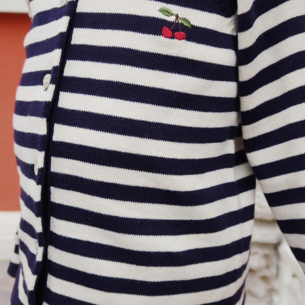 Het gebreid vestje venton navy stripe van Konges Slojd is zo'n item wat al snel een groot favoriet in de kast van je kindje wordt.  Of je het vestje nu stylet met de bijpassende rok of jurk, een blouse, een jurk, een stoere jeans of het dichtgeknoopt als sweater draagt met dit met vestje kun je eigenlijk nooit mis. VanZus