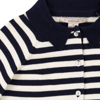 Het gebreid vestje venton navy stripe van Konges Slojd is zo'n item wat al snel een groot favoriet in de kast van je kindje wordt.  Of je het vestje nu stylet met de bijpassende rok of jurk, een blouse, een jurk, een stoere jeans of het dichtgeknoopt als sweater draagt met dit met vestje kun je eigenlijk nooit mis. VanZus