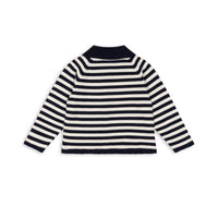 Het gebreid vestje venton navy stripe van Konges Slojd is zo'n item wat al snel een groot favoriet in de kast van je kindje wordt.  Of je het vestje nu stylet met de bijpassende rok of jurk, een blouse, een jurk, een stoere jeans of het dichtgeknoopt als sweater draagt met dit met vestje kun je eigenlijk nooit mis. VanZus