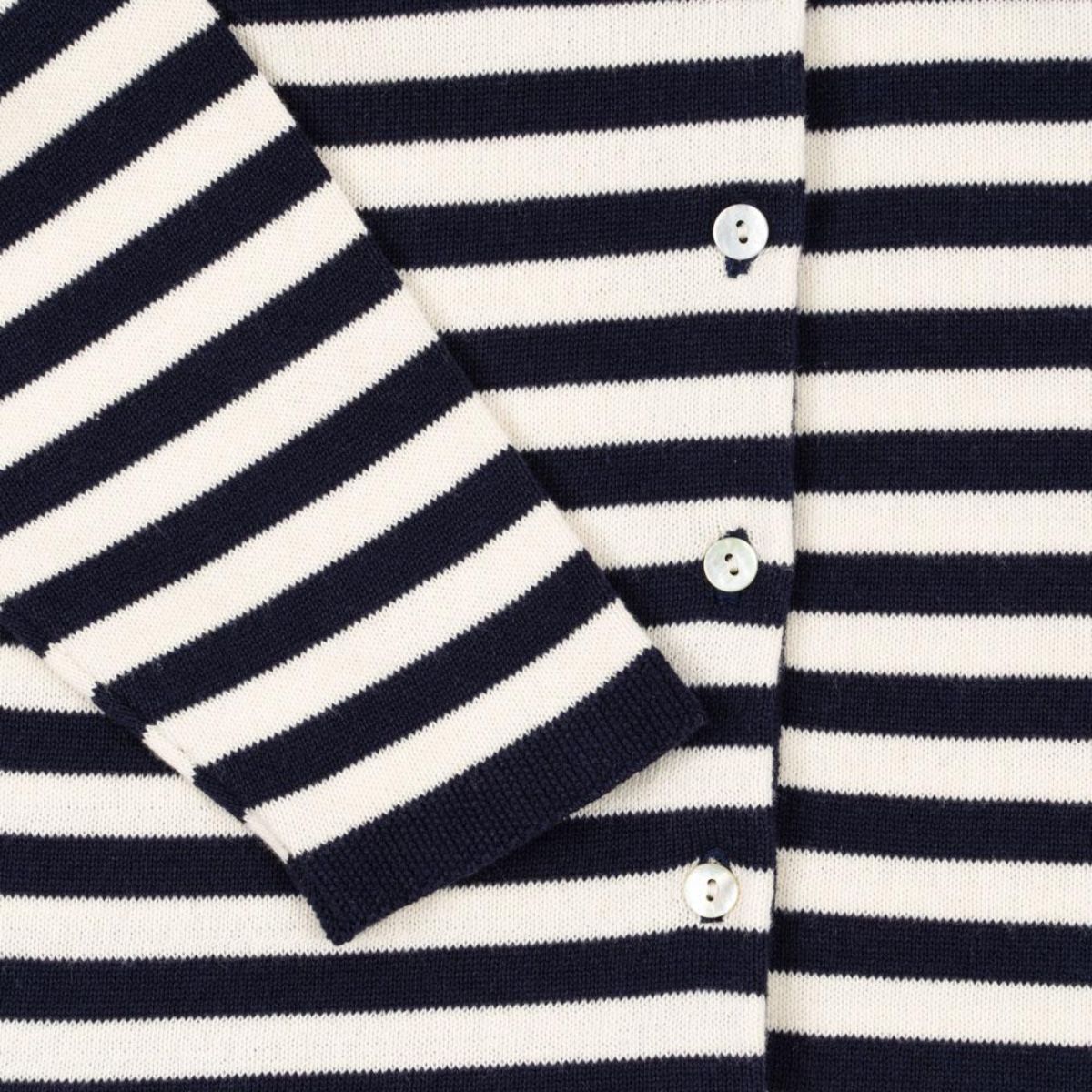 Het gebreid vestje venton navy stripe van Konges Slojd is zo'n item wat al snel een groot favoriet in de kast van je kindje wordt.  Of je het vestje nu stylet met de bijpassende rok of jurk, een blouse, een jurk, een stoere jeans of het dichtgeknoopt als sweater draagt met dit met vestje kun je eigenlijk nooit mis. VanZus