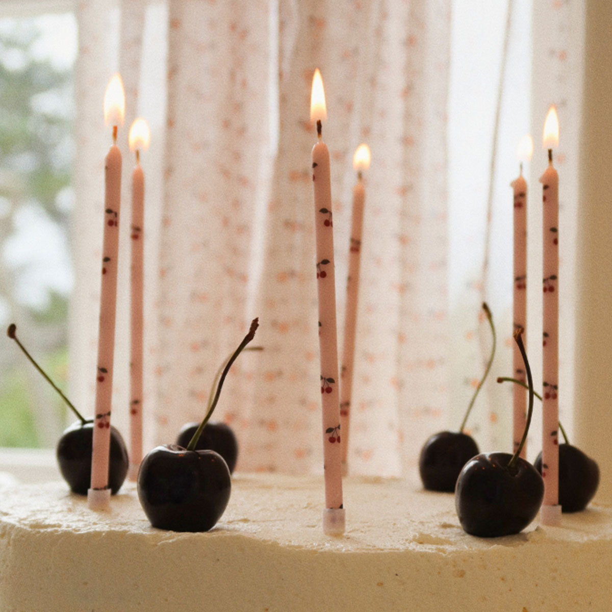 Hieperdepiep! Wie viert er zijn of haar verjaardag? Het feest is niet compleet zonder de Konges Slojd verjaardagskaarsen cherry. Deze kaarsen zijn niet zomaar taartenkaarsjes, want de Konges Slojd kaarsjes hebben een schattige kleur én kersenprint. VanZus