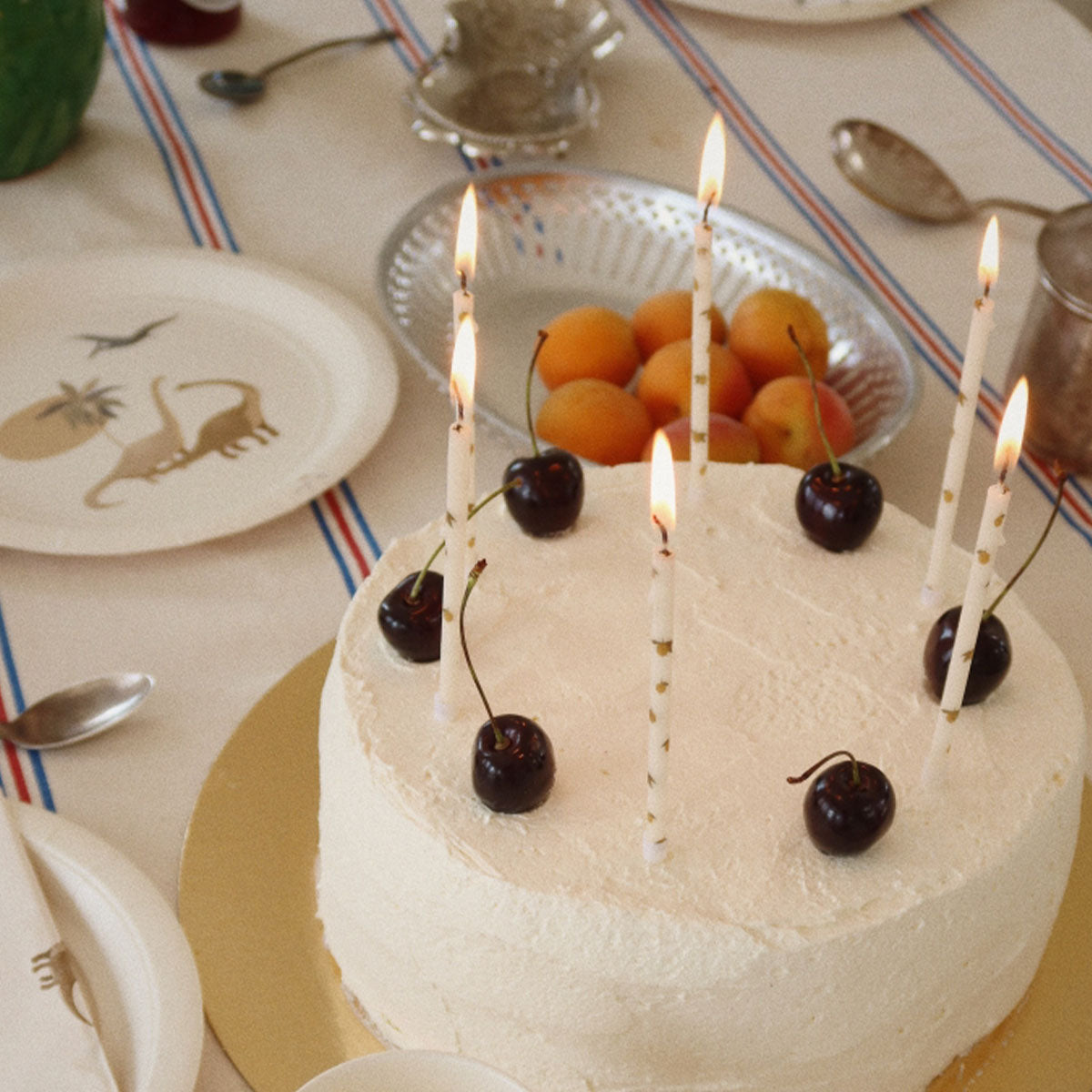 Hieperdepiep! Wie viert er zijn of haar verjaardag? Het feest is niet compleet zonder de Konges Slojd verjaardagskaarsen lemon. Deze kaarsen zijn niet zomaar taartenkaarsjes, want de Konges Slojd kaarsjes hebben een schattige kleur én citroenenprint. VanZus